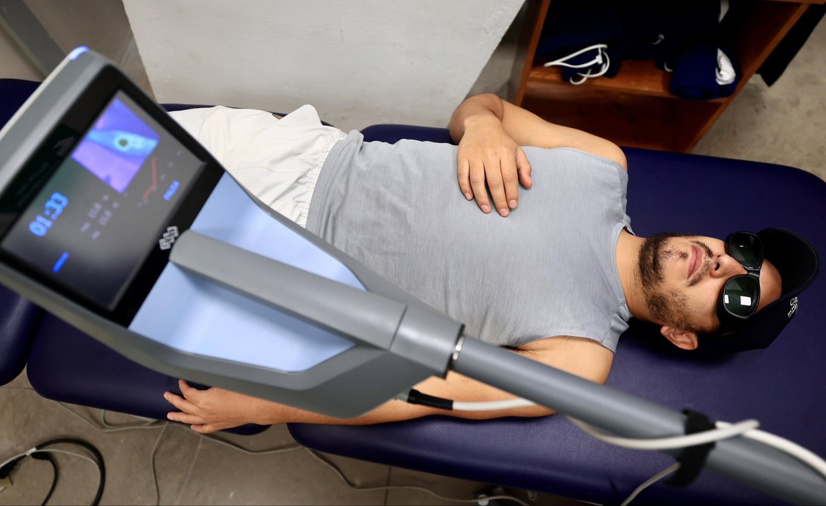 indeselsalvador's tweet image. #CAD | En la Clínica de Atención Integral al Atleta del Estadio Nacional Jorge “El Mágico” González, Israel Gutiérrez, beneficiario del programa Esfuerzo y Gloria, trabajó en su proceso de recuperación, con énfasis en terapias de activación muscular con súper inductivo,