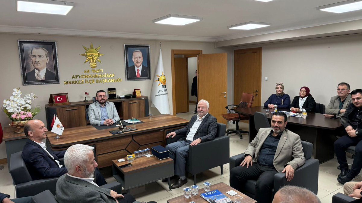 AfyonMemurSen's tweet photo. Memur-Sen Şube ve İl Başkanları olarak, Ak Parti Merkez İlçe Başkanlığına atanan Sn. Halit ÖZDEMİR’e hayırlı olsun ziyaretinde bulunduk. Yeni görevinde başarılar diler, misafirperverliği için teşekkür ederiz. Rabbim hayırlı hizmetlere vesile kılsın. https://t.co/LU2JFAPFwP