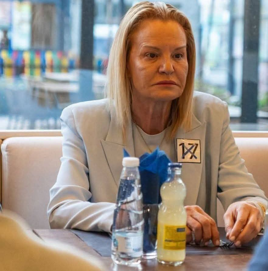 freesofia tweet media