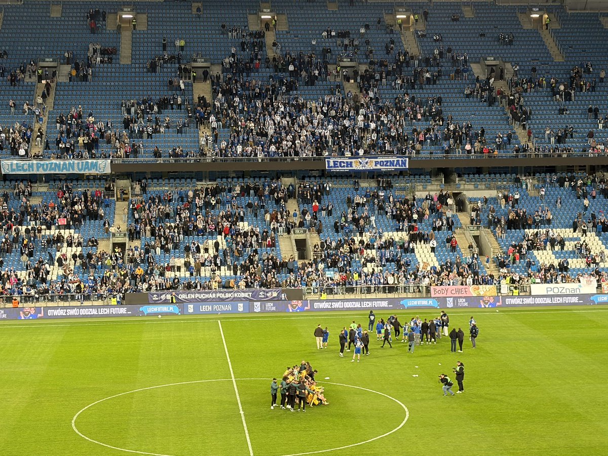 Patryk_Chyla's tweet image. Kibice Lecha dziękują piłkarkom z Poznania po meczu i trzeba przyznać, że jest za co - Lech-UAM grał naprawdę bardzo ładnie, brakowało jednak wykończenia. Ozdobą meczu piękny gol Julii Langosz na 0:5 - Gieksa zagrała świetnie taktycznie i zasłużenie przechodzi do finału #LPOGKS