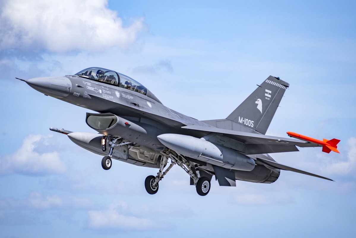 🇦🇷 | Uno de los General Dynamics F-16BM Fighting Falcon de la Fuerza Aérea Argentina en cercanías del Área Material Río IV, en la provincia de Córdoba, durante uno de los recientes vuelos de entrenamiento. 💪🇦🇷

Los pilotos argentinos se preparan para operar uno de los sistemas