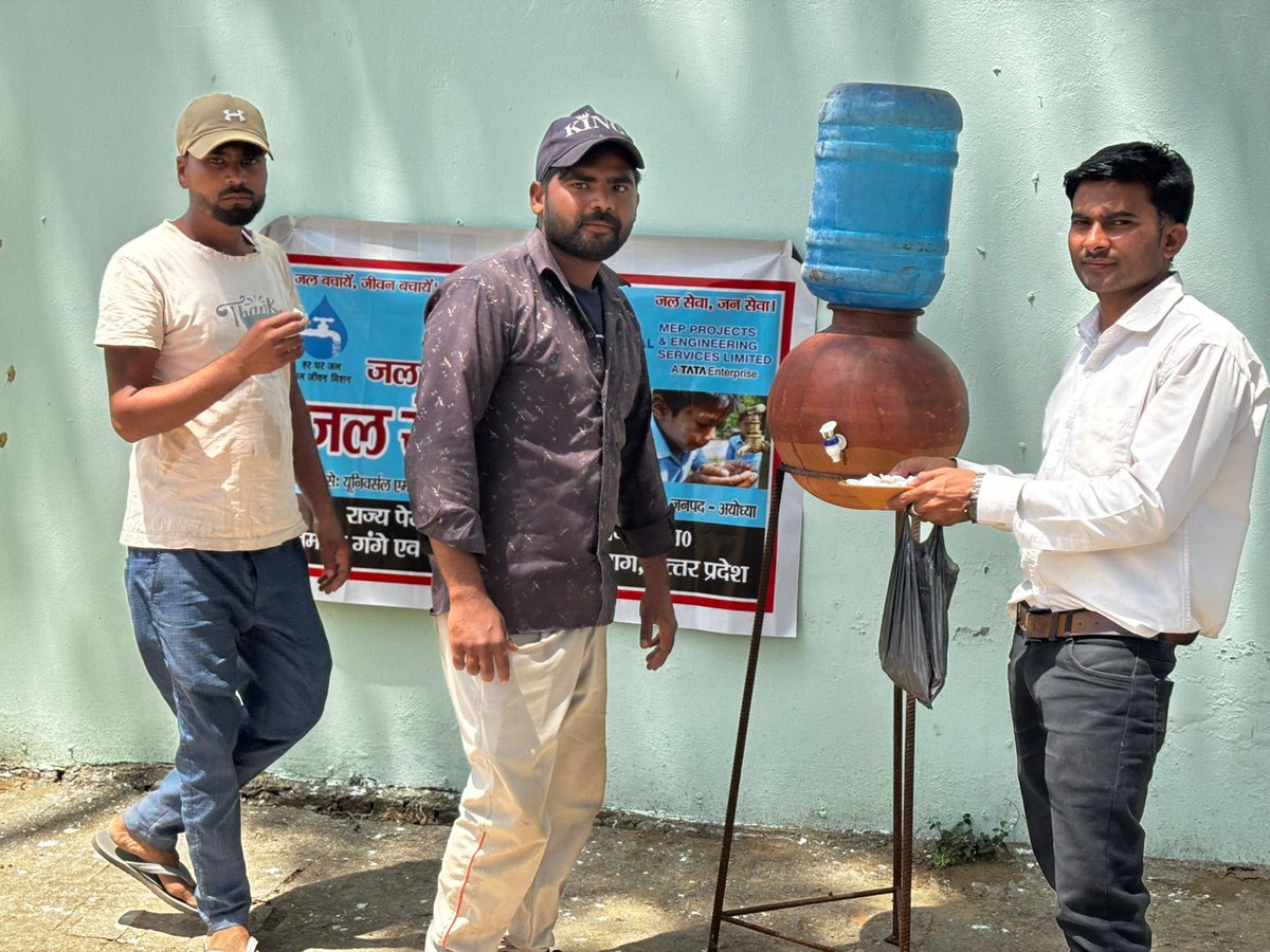 UniversalMEP's tweet photo. जल सेवा, जन सेवा! 🚰
भीषण गर्मी को देखते हुए आज अयोध्या के विभिन्न क्षेत्रों में 'प्याऊ जल सेवा' का आयोजन किया गया:
✅ ब्लॉक सोहावल: बरई कला (OHT के पास)
✅ ब्लॉक रुदौली: मुजफ्फरपुर जलालपुर (OHT के पास), और भेलसर स्टोर के समीप।
राहगीरों और स्थानीय निवासियों को शीतल जल उपलब्ध कराकर इस गर्मी में राहत पहुँचाने का एक छोटा सा प्रयास। ✨
मानव सेवा ही सर्वोपरि है। 🤝💦
#PublicService #JalShakti #SummerRelief #SocialService #DrinkingWater