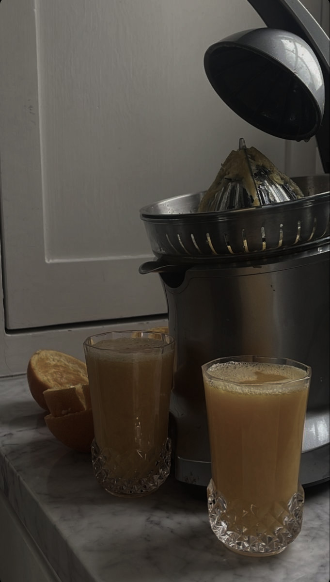 ⠀
── S̷ervidos? Hoje acordei mó tarde, então logo fui fazer algo pra comer, sorte a minha que tinha separado uma receita de torta, tinha  comprado os  ingredientes  e  tudo,  fiz  tudo   certinho,  fiz 
uma  de  frutas  vermelhas  e  a  outra  de  frango 
⠀