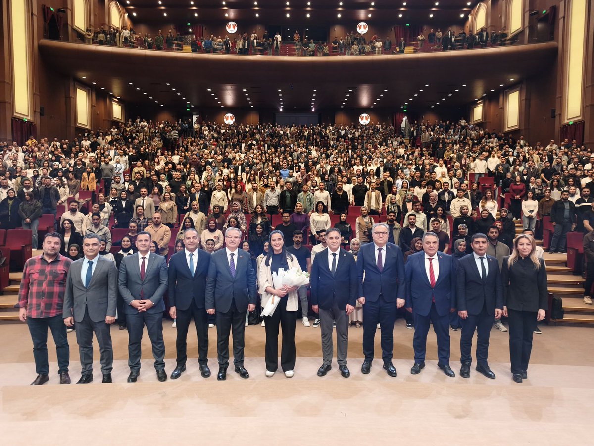 Gaziantep_MEM's tweet photo. 📍 AKKENT KONGRE VE SANAT MERKEZİ/ 📌 AKADEMİDE KÜLTÜR VE SANAT UYGULAMALARI "YÖNETİCİ BULUŞMALARI"🤝 

İl Millî Eğitim Müdürümüz Dr. Önder Arpacı, 2026 Millî Eğitim Akademisi Hazırlık Eğitimi Programı kapsamında verilen Akademide Kültür ve Sanat Uygulamaları "Yönetici Buluşmaları" dersinde öğretmen adaylarıyla bir araya geldi.💐 

Millî Eğitim Akademisi Başkan Yardımcısı Sayın Prof. Dr. Fatih Çetinkaya'nın iştiraki ile gerçekleşen derste İl Millî Eğitim Müdürümüz Dr. Önder Arpacı eğitim yönetimine dair birikimini ve sahadan beslenen tecrübelerini paylaşarak öğretmen adaylarının mesleki yolculuklarına rehberlik etti. Eğitimde kültür ve sanatın dönüştürücü gücüne dikkat çekilen buluşma 📍 Akkent Kongre ve Sanat Merkezinde gerçekleşti.🤝

Millî Eğitim Akademisi Gaziantep Eğitim ve Uygulama Merkezinde hazırlık sürecine adım atan, aynı anda bu ülkenin evlatlarına doğru yürüyerek büyük bir mesuliyetin e��iğinde duran öğretmen adaylarına başarılar diliyor; her birine yol ve baht açıklığı diliyoruz.💌
#MillîEğitimAkademisindeİlkDersYusufTekinden
#AkademiyleGüçlenenYarınlar

@tcmeb @Yusuf__Tekin @MebOrgm @M_E_Akademisi @afarici @gantepvaliligi @kemalcebervali @Dr_Onderarpaci