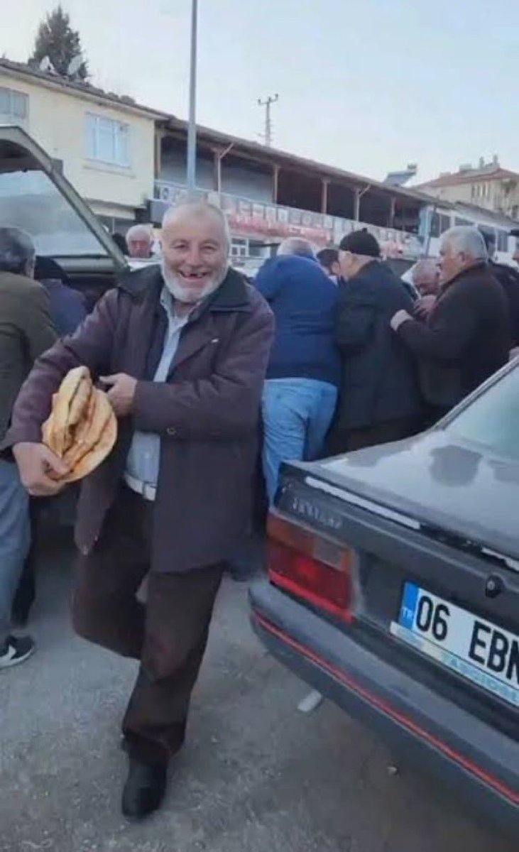 akşam vakti kalabalık olmayan bi salona kayıt oldum, bundan sonra iş çıkışları spora böyle akmaca