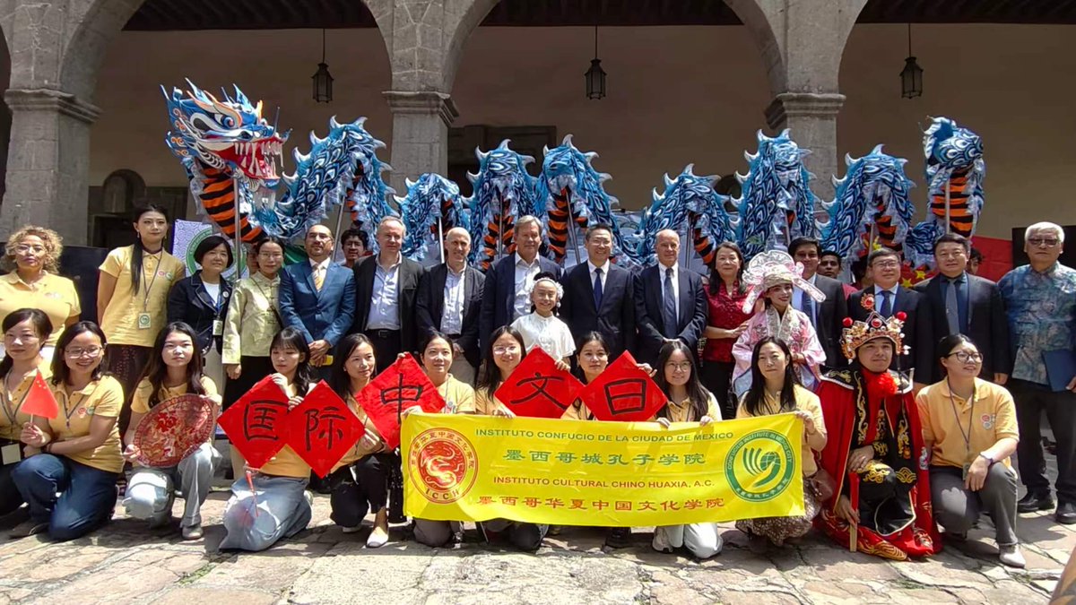 EmbChinaMex's tweet photo. Embajador Chen Daojiang asiste a la celebración del Día Internacional del Idioma Chino 2026 en México

El 19 de abril de 2026, el Embajador de la República Popular China en México Chen Daojiang asistió la celebración del Día Internacional del Idioma Chino 2026 en México, organizado conjuntamente por el Instituto Confucio de la Ciudad de México y el Colegio de las Vizcaínas. Más de 300 entusiastas del idioma chino participaron en el evento.

El embajador Chen señaló en su discurso: "El idioma es tanto una herramienta de comunicación como un vehículo de cultura. El aprendizaje mutuo de los idiomas entre China y México ha contribuido de manera significativa a fomentar los intercambios culturales y la amistad entre ambos pueblos. De cara al futuro, China brindará servicios de alta calidad para apoyar a los jóvenes mexicanos en el aprendizaje del chino y en el conocimiento de China." El Presidente del Patronato del Colegio Belausteguigoitia Rius expresó su expectativa de impulsar la cooperación educativa entre China y México. Aficionados al idioma chino se presentaron espectáculos música tradicional china, canciones, danzas y el cambio de máscaras etc.

Antes del evento, El Embajador Chen visitó el Museo de las Vizcaínas, y sostuvo conversaciones con los miembros del Patronato del Colegio sobre el fortalecimiento del aprendizaje mutuo entre las civilizaciones de China y México.