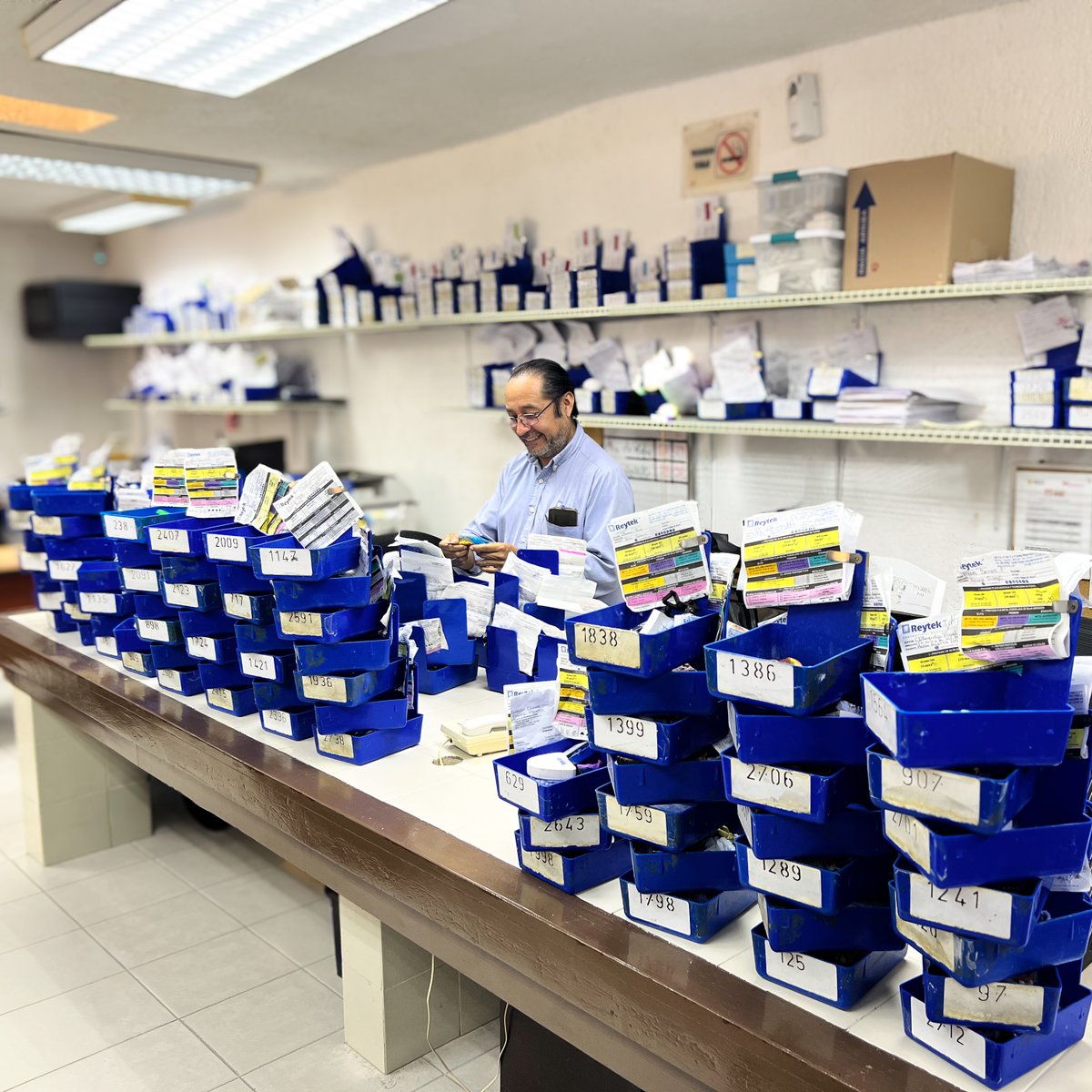 Reyteklab's tweet photo. 📦 Esta mañana preparamos los casos que recibimos de todo México para su captura y entrada a producción.

Orden, control y precisión desde el inicio.
🚀 Envíanos tu caso.

#odontologia #dentistas #laboratoriodental #protesisdental #reyteklab https://t.co/WGOzgoTVgl