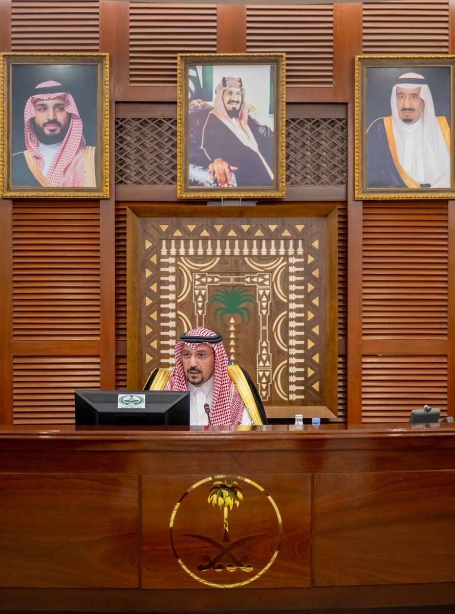 هذه الصورة بجمالها وفخامتها
لا تعكس عملاً فنيا تراثيا فقط يزين مكتباً لسموه الكريم ..
تراث القصيم وهويتها ..
تاريخها وأصالتها ..
شباب وفتيات القصيم وتمكينهم وتشجيعهم .. 
في قلب أمير القصيم ورؤيته واهتمامه دوماً. حفظ الله سموه