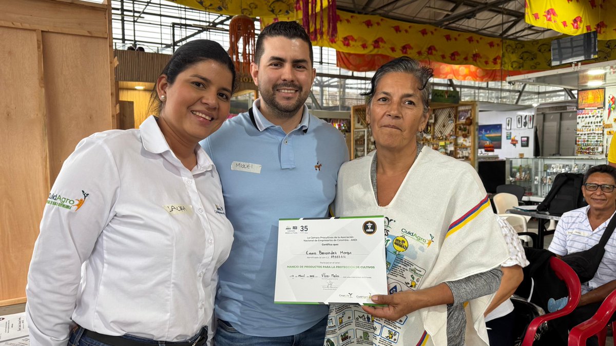 ProcultivosAndi's tweet photo. 🤝🌱 #Villavicencio | Gracias a la articulación con la Secretaría de Competitividad y Desarrollo de Villavicencio capacitamos a 29 productores en el manejo responsable de insumos para la protección de cultivos. #AgriculturaSostenibleEnAcción #CuidAgro #SPMF https://t.co/Y50xzyvZwb