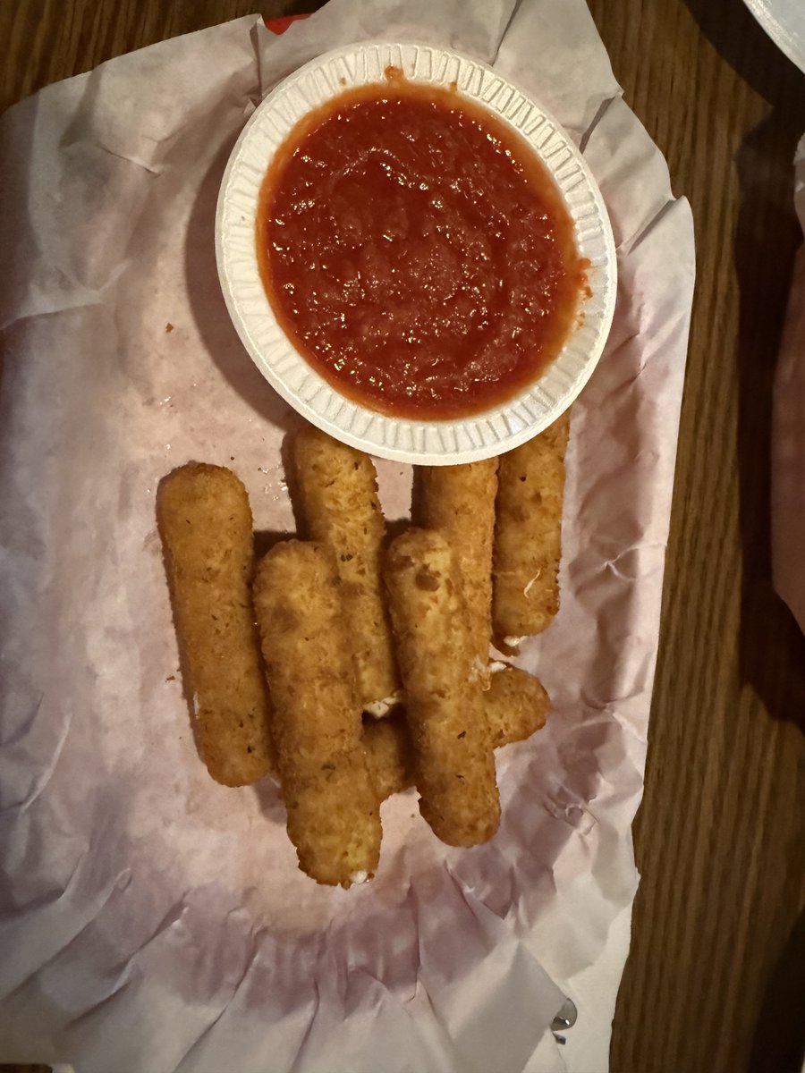 fourkegs's tweet image. Golden, crispy mozzarella sticks at your favorite Las Vegas sports bar. 😋

#CheeseLovers #Appetizers #VegasFoodie