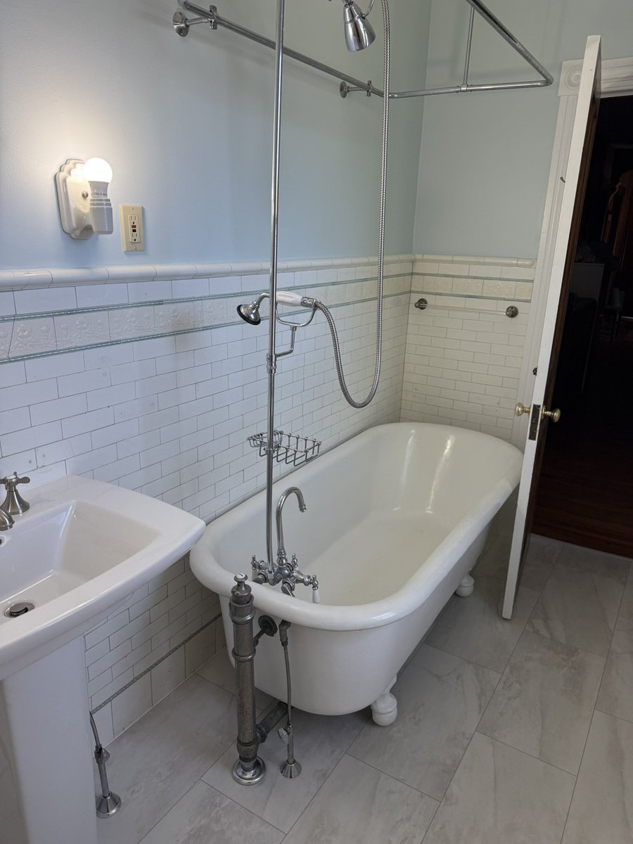 testinospaint's tweet image. Mini Makeover Before and After!
All new pluming, flooring, sink, toilet, and fresh paint! 

#testinospainting #HomeImprovement #BeforeAndAfter #nj #moorestown #minimakeover #pluming #flooring #sink #toilet #freshpaint