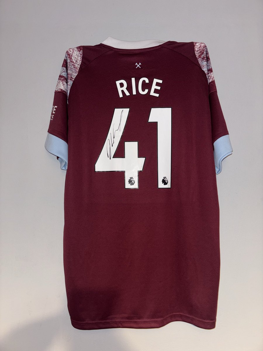 Azzashirts's tweet photo. Open to offers on most, can provide more photos if needed!

Declan Rice Signed West Ham Shirt (With COA, photo can be provided) - £150
Barca 2024/25 Home Shirt - LS - Medium - BNWT - £55
PSV 2021/22 Away Shirt - Large - BNWT - £30
SC Braga Away Shirt - Large -BNWT £25 https://t.co/jRY8hWAuEJ