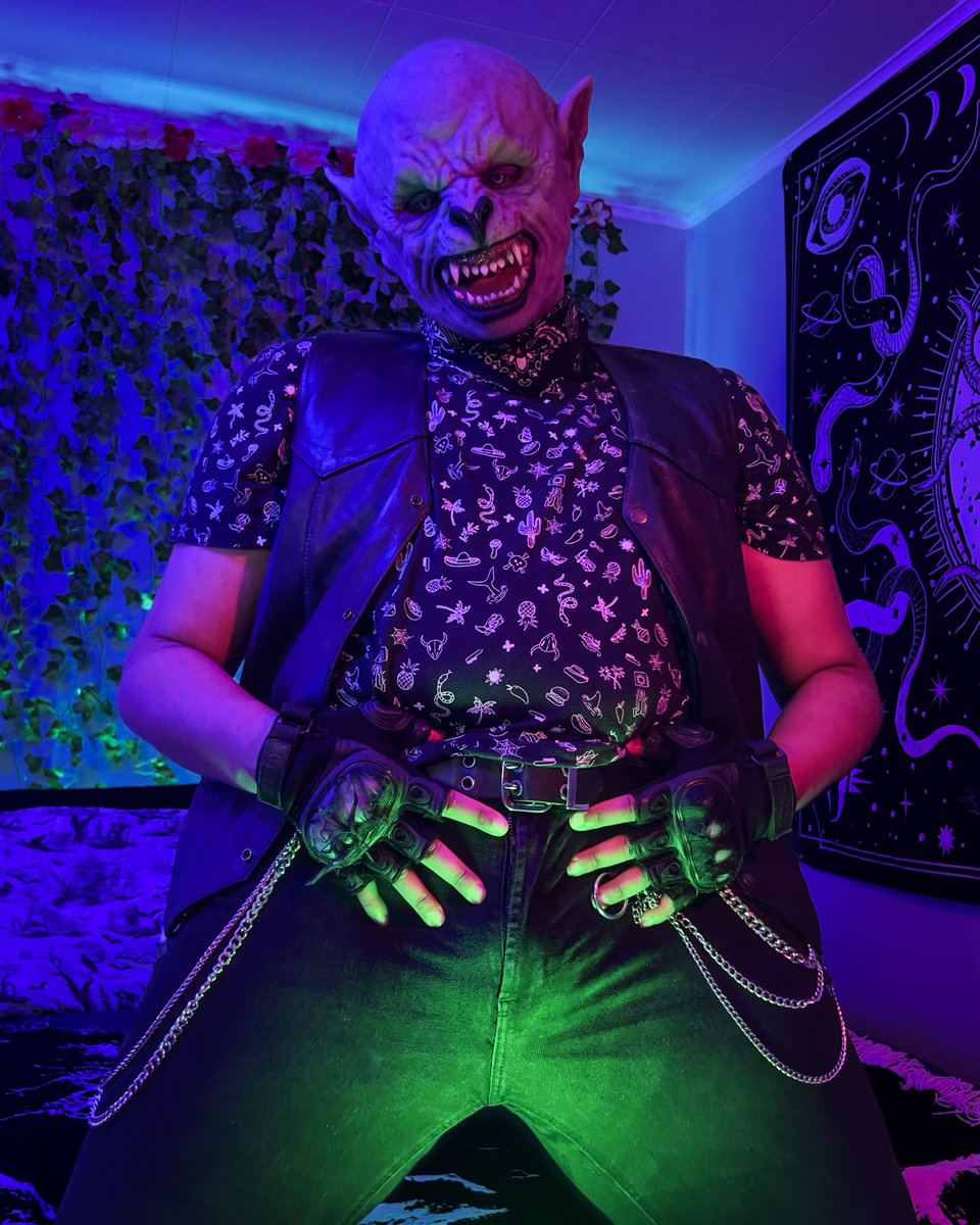 Darren_Hyena's tweet image. You know what they say, green means “go”…
So go on, get to it~ 😉

#silicone #siliconemask