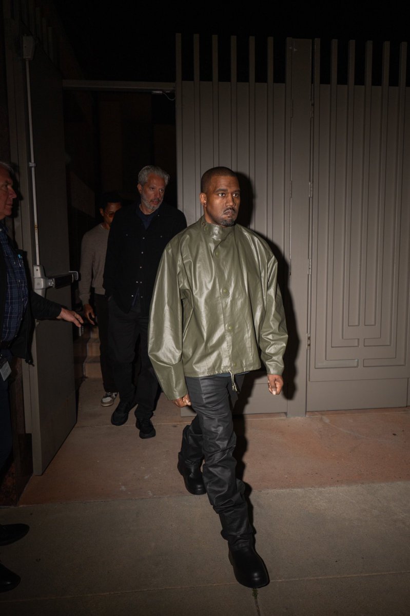 yzyupdates's tweet photo. Ye leaving the Simon Wiesenthal Center, a Jewish human rights organization in Beverly Hills, Monday night. https://t.co/8OEfq1QwmP