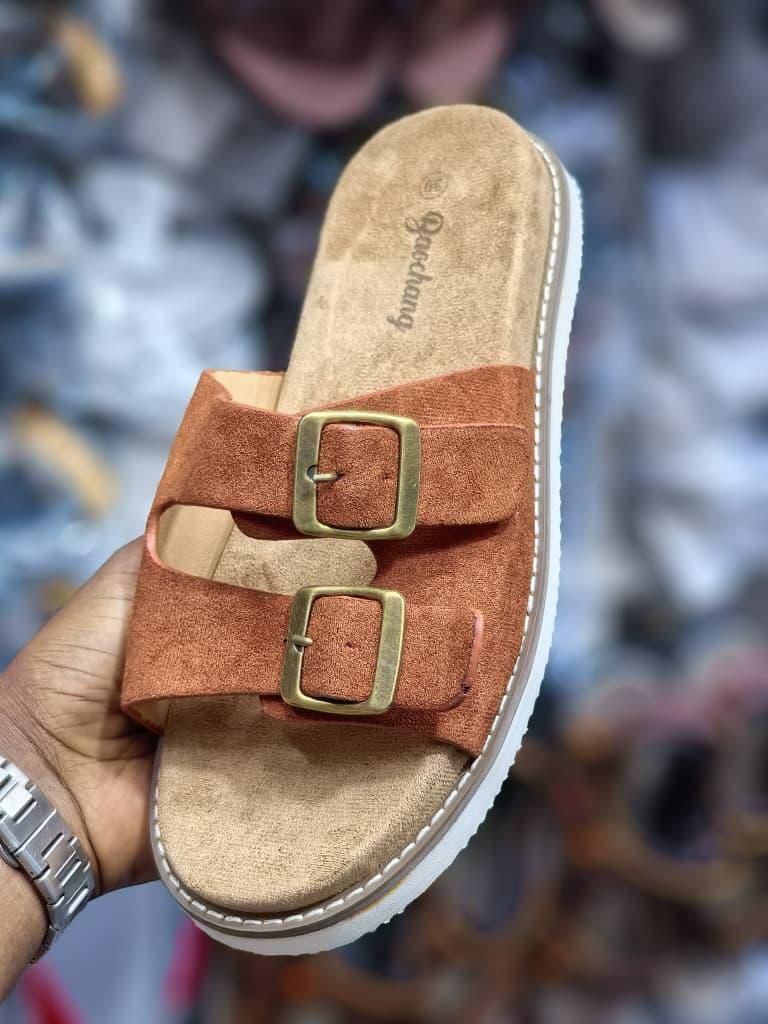 Ukinunua kiatu chochote pichani nakupa sandals pea moja bure.

Ukihitaji sandals peke yake nitakupa kwa Tsh.15,000 kwa pea moja. Ushindwe wewe tajiri.

Ofa ya mwisho wa mwezi.