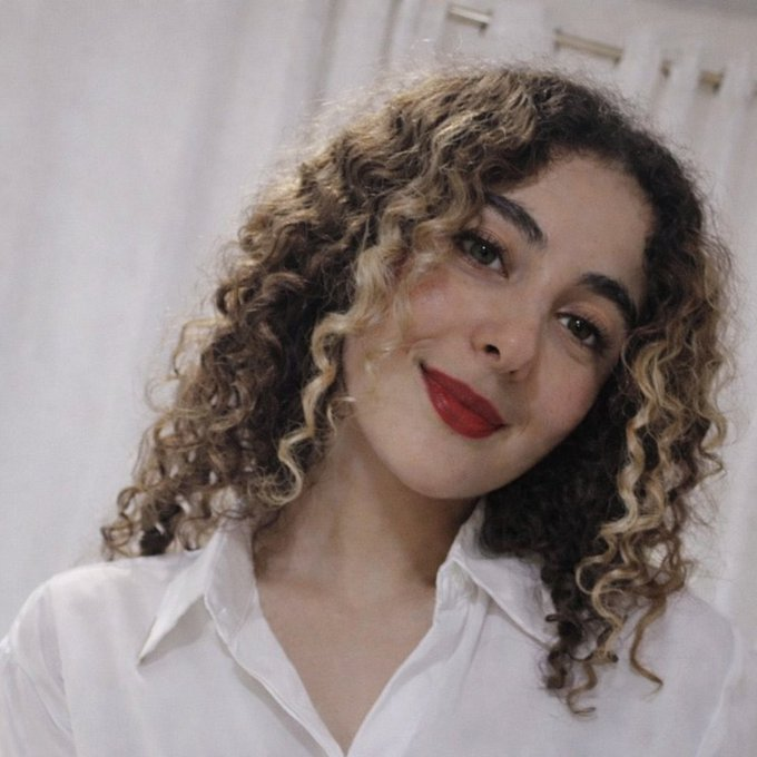 Ghazal Ghalandari.
NIÑA DE 16 AÑOS SECUESTRADA POR EL RÉGIMEN DE IRÁN Y TORTURADA POR PROTESTAR.
Sacada de su casa el 20 de enero de 2026, alrededor de 10 matones del régimen islámico irrumpieron en la casa familiar, en la ciudad de Yasuj, y la arrestaron.  
El régimen islámico