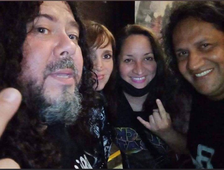 Hace 5 años de ésta foto junto a Zombi de Tren loco🎸Gise y Christian.😊🤘🏻🍻