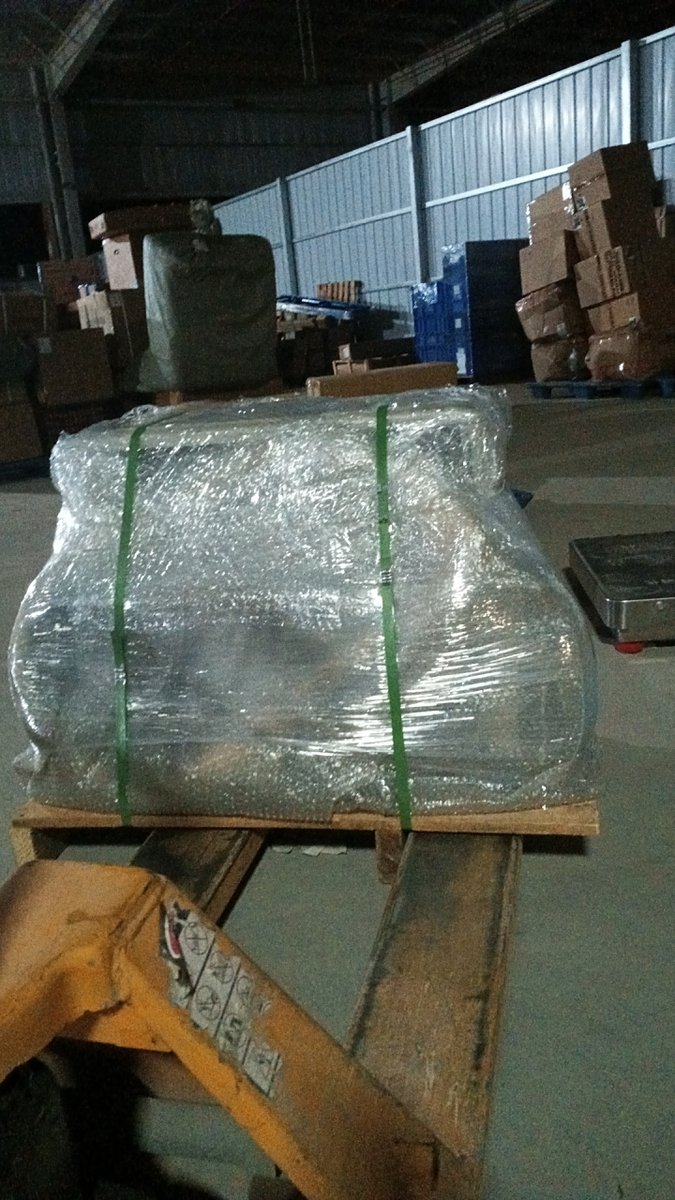 irisintltrading's tweet image. Unboxed my parcel!  Brand-new skincare set inside—loving the minimalist packaging. Can’t wait to test the serum tonight! #Unboxing #NewFind #SkincareLove