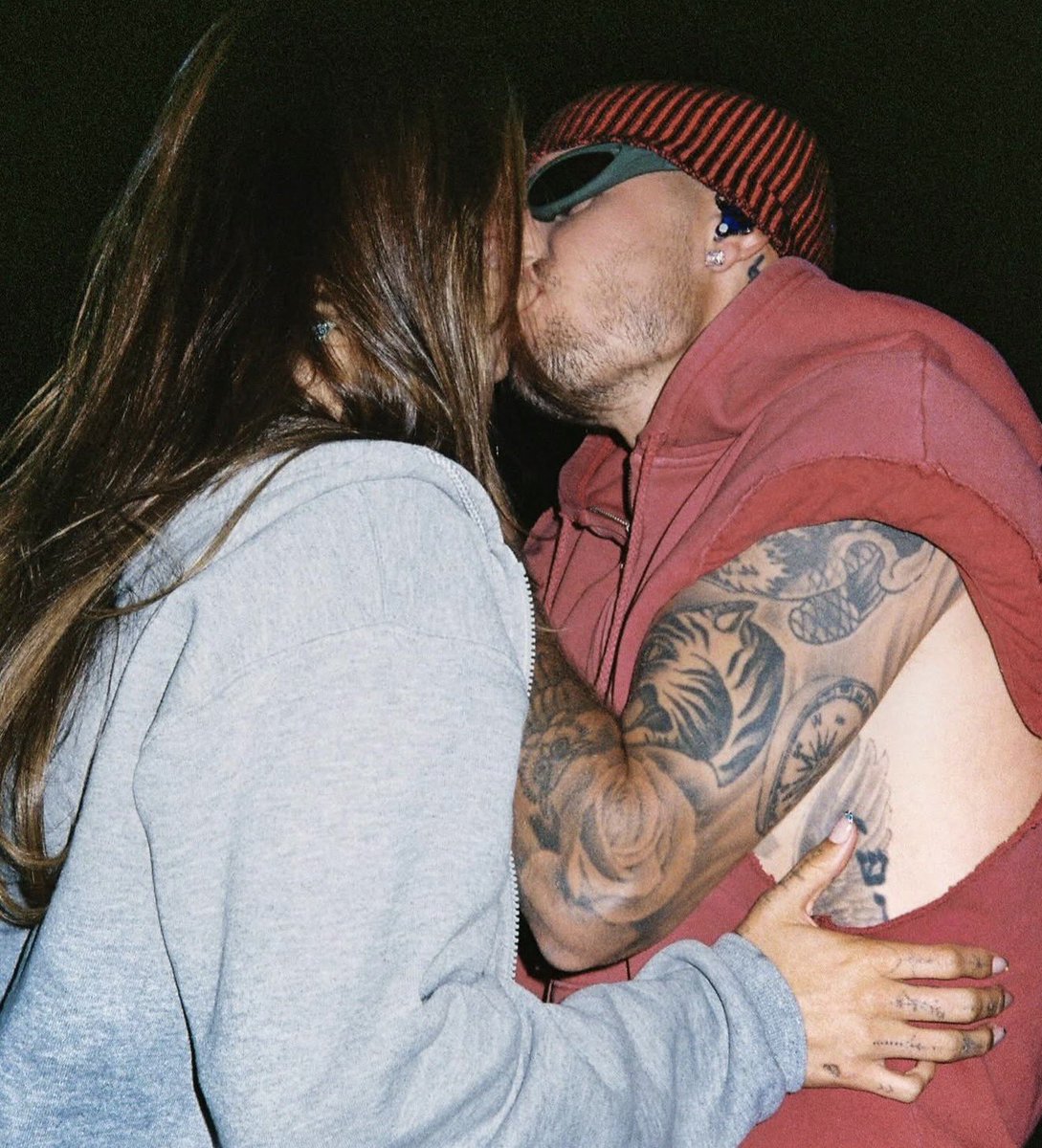 el sueño de todas, que justin bieber salga de hacer un concierto y lo estés esperando atrás y que te coma la boca 😭😭😭😭😭 solo hailey bieber puede