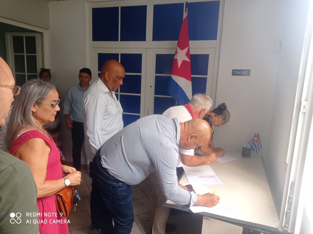 Acorec_Cuba's tweet photo. Los trabajadores de @Acorec_Cuba respaldan con su firma el apoyo incondicional a nuestra Revolución.
#FirmaPorLaPatria 
#CubaEstáFirme 
@GecomexCuba 
@MINCEX_CUBA 
@DGecomex79494 https://t.co/BBd2r44lEd