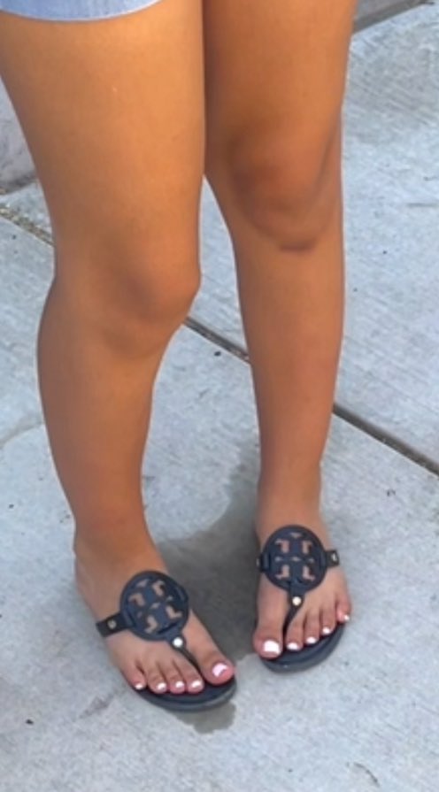 username019616's tweet image. feet candid #hs #feet #feetfetısh #bob #candid #feetcandid #teenage #trade