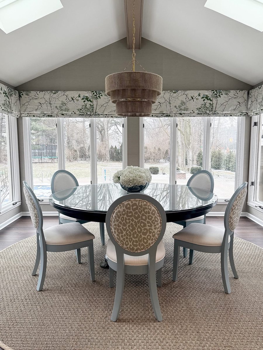 MahlandersSD's tweet image. Tuesday Tip ✨
Chandelier Placement Made Simple

Dining: 30–36” above the table
Foyer: never lower than 7’

Higher ceilings? Hang it higher.

When placement is right, everything else falls into place.

#TuesdayTip #LightingDesign #ChandelierStyle #HomeLighting #Mahlanders