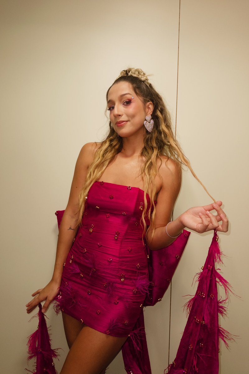 multishow's tweet photo. a nossa diva pop! 🪩✨ amaram o look da @samira_sagr? #MesacastBBB #BBB26 https://t.co/NYFVjWjgbO