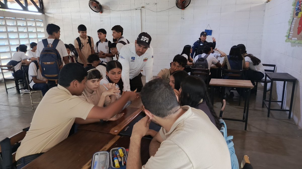 DPDBarinas's tweet photo. 🛡️ Bajo una articulación perfecta de Gobierno, la DPD y el Frente Preventivo desplegaron el Plan “Mi Liceo, Mi Zona Segura” en el icónico R. Pulido Méndez de #Pedraza. Se abordó al 100% de la matrícula para honrar el legado de su epónimo con cultura preventiva. 🏫
​#Prevención https://t.co/Smb5l82bEw