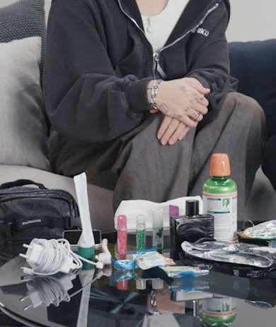 ขี่บิ๊กไบค์สะพายกระเป๋าใบใหญ่ใส่ลิปสติก