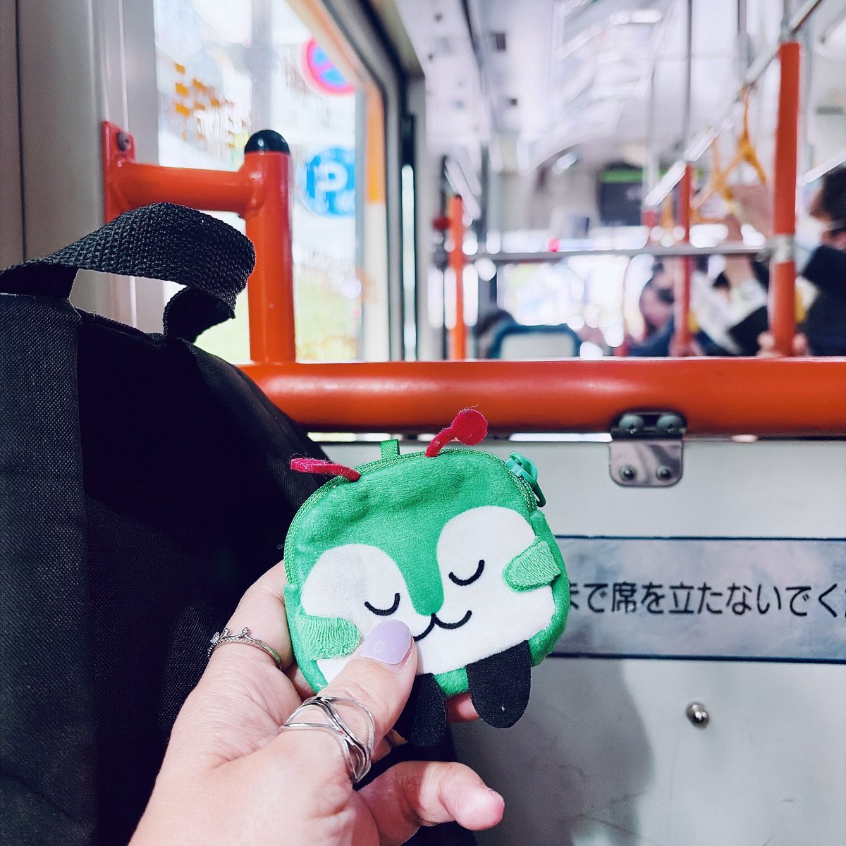miucherry's tweet image. 朝の通勤時間、地下鉄は物凄いラッシュだろうから、早起きしてバスで東京駅へ

地下鉄ほどではないにしろ、バスも混雑してるのに、座らせて下さってありがとうございます（ヘルプマーク効果🙏🏻感謝）

 #ヘルプマーク
 #ありがとう
 #Together ver.5
 #会いたい人に会いに行く個人ツアー