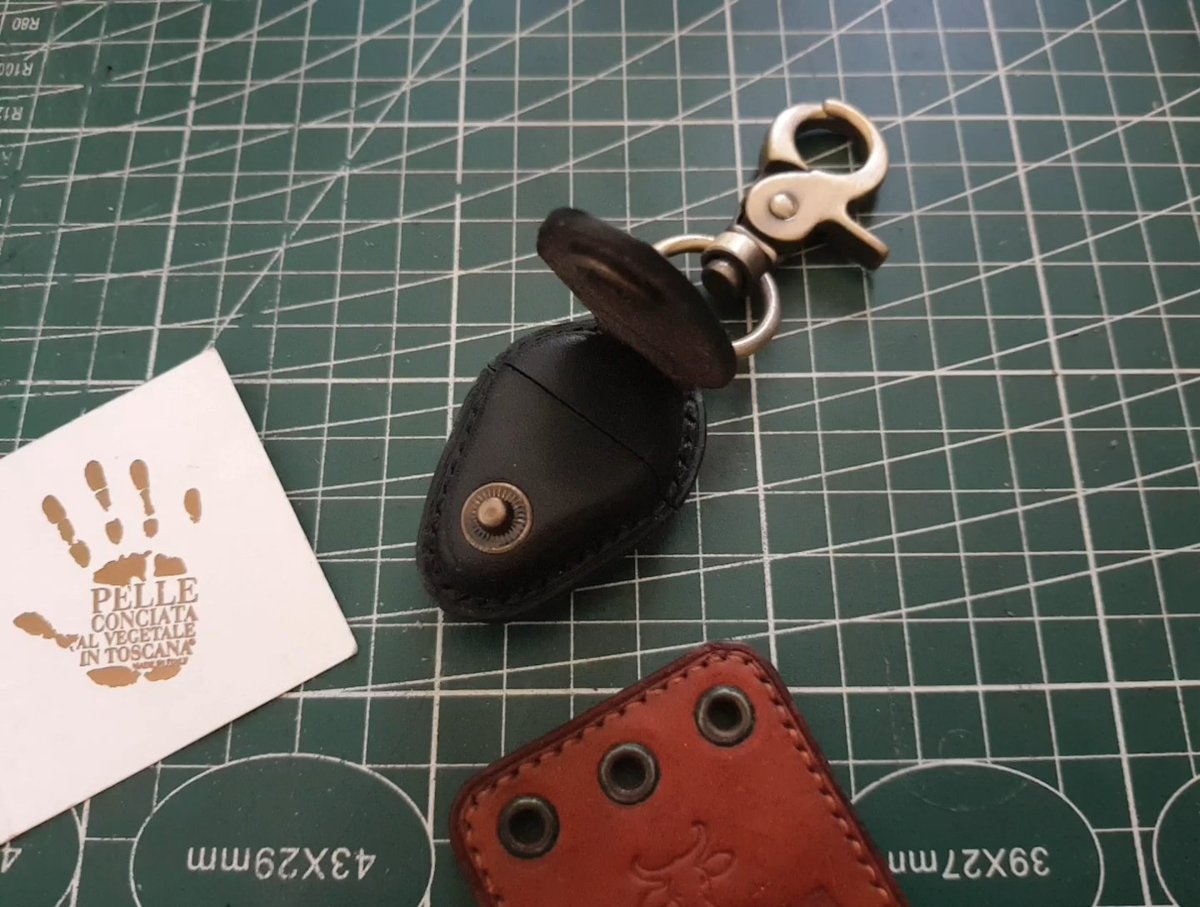 ThrrmHmun's tweet image. สวัสดีวันพุธครับผม รวยๆเฮงๆครับผม💸💰💲
*✅พร้อมส่งครับ✅*
▶️ ซองหนังใส่กล้องส่องพระ รหัส KT-19 ใส่กล้อง ZeissD40 ราคา 5️⃣5️⃣0️⃣ บาท
วัสดุเป็นหนังวัวแท้ฟอกฝาดอิตาลี่ Buttero 🇮🇹
KANTA((กันตะ))handmade 
งานหนังทำมือ
⬇️ติดต่อสอบถาม
#KANTA
#FB:shiryunumnum 
 Line ID
#ID:Shiryunumnum