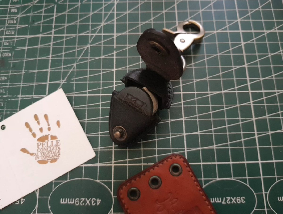 ThrrmHmun's tweet image. สวัสดีวันพุธครับผม รวยๆเฮงๆครับผม💸💰💲
*✅พร้อมส่งครับ✅*
▶️ ซองหนังใส่กล้องส่องพระ รหัส KT-19 ใส่กล้อง ZeissD40 ราคา 5️⃣5️⃣0️⃣ บาท
วัสดุเป็นหนังวัวแท้ฟอกฝาดอิตาลี่ Buttero 🇮🇹
KANTA((กันตะ))handmade 
งานหนังทำมือ
⬇️ติดต่อสอบถาม
#KANTA
#FB:shiryunumnum 
 Line ID
#ID:Shiryunumnum