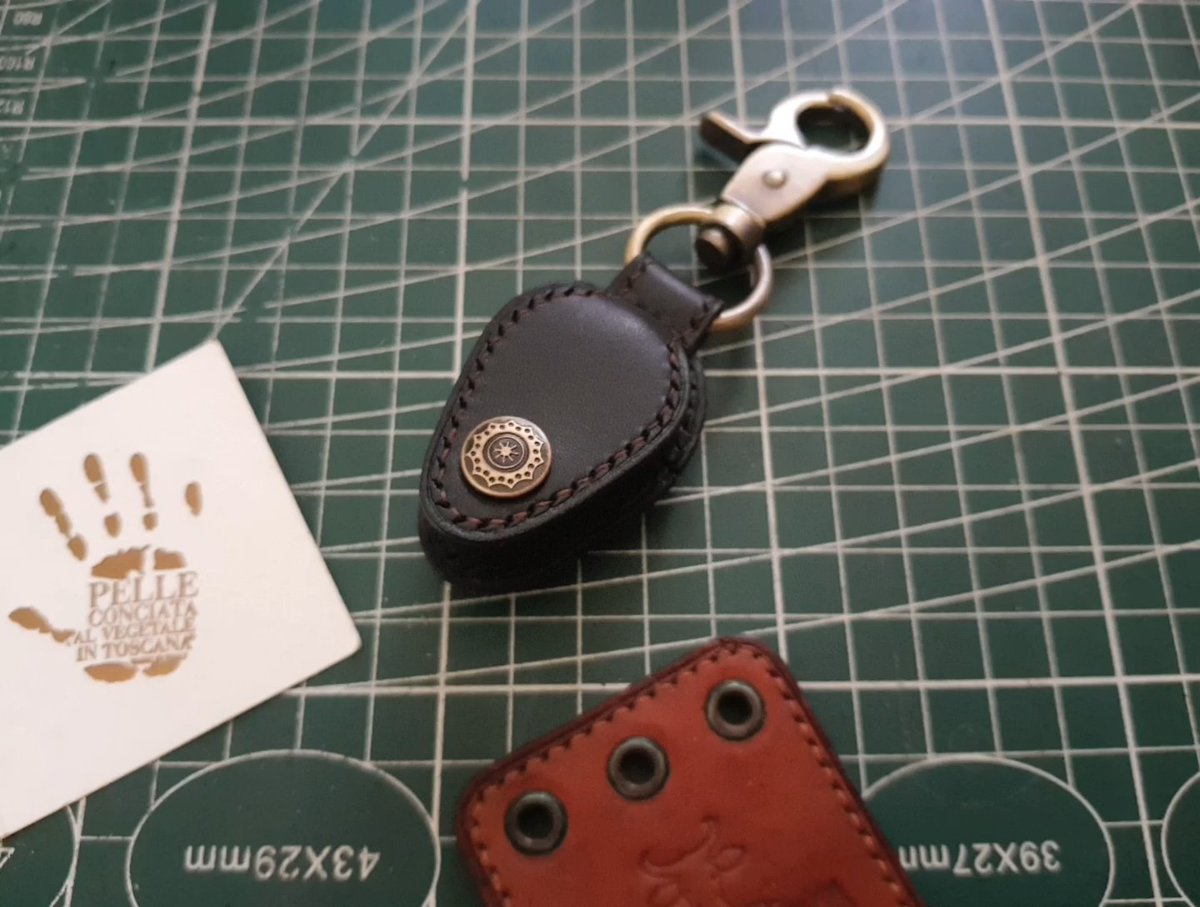 ThrrmHmun's tweet image. สวัสดีวันพุธครับผม รวยๆเฮงๆครับผม💸💰💲
*✅พร้อมส่งครับ✅*
▶️ ซองหนังใส่กล้องส่องพระ รหัส KT-19 ใส่กล้อง ZeissD40 ราคา 5️⃣5️⃣0️⃣ บาท
วัสดุเป็นหนังวัวแท้ฟอกฝาดอิตาลี่ Buttero 🇮🇹
KANTA((กันตะ))handmade 
งานหนังทำมือ
⬇️ติดต่อสอบถาม
#KANTA
#FB:shiryunumnum 
 Line ID
#ID:Shiryunumnum