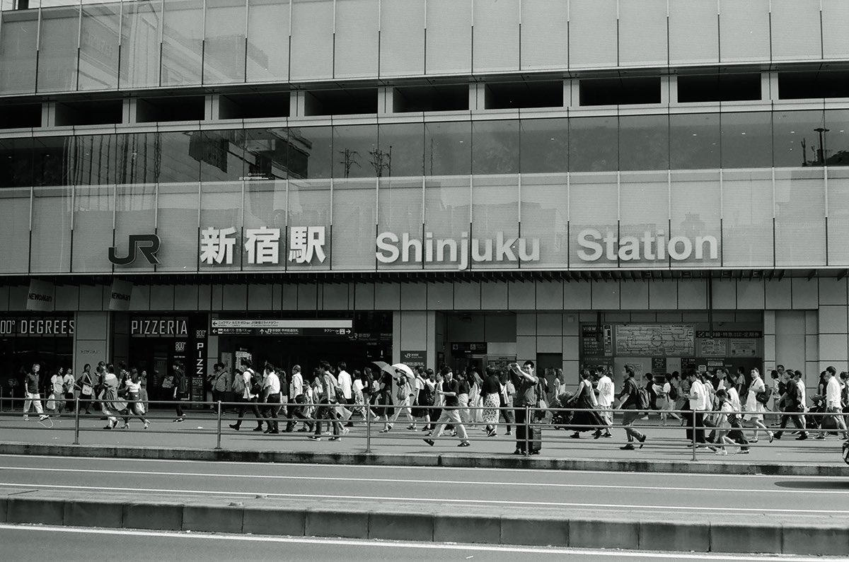 inao_toshiaki's tweet image. WAIKIKI PHOTOGRAPH
shinjuku, summer
leica m5 summilux 50mm f1.4

heat in motion,
faces passing through light.

#shinjuku #streetphotography #filmcamera #leicam5 #waikiki_inc_photograph