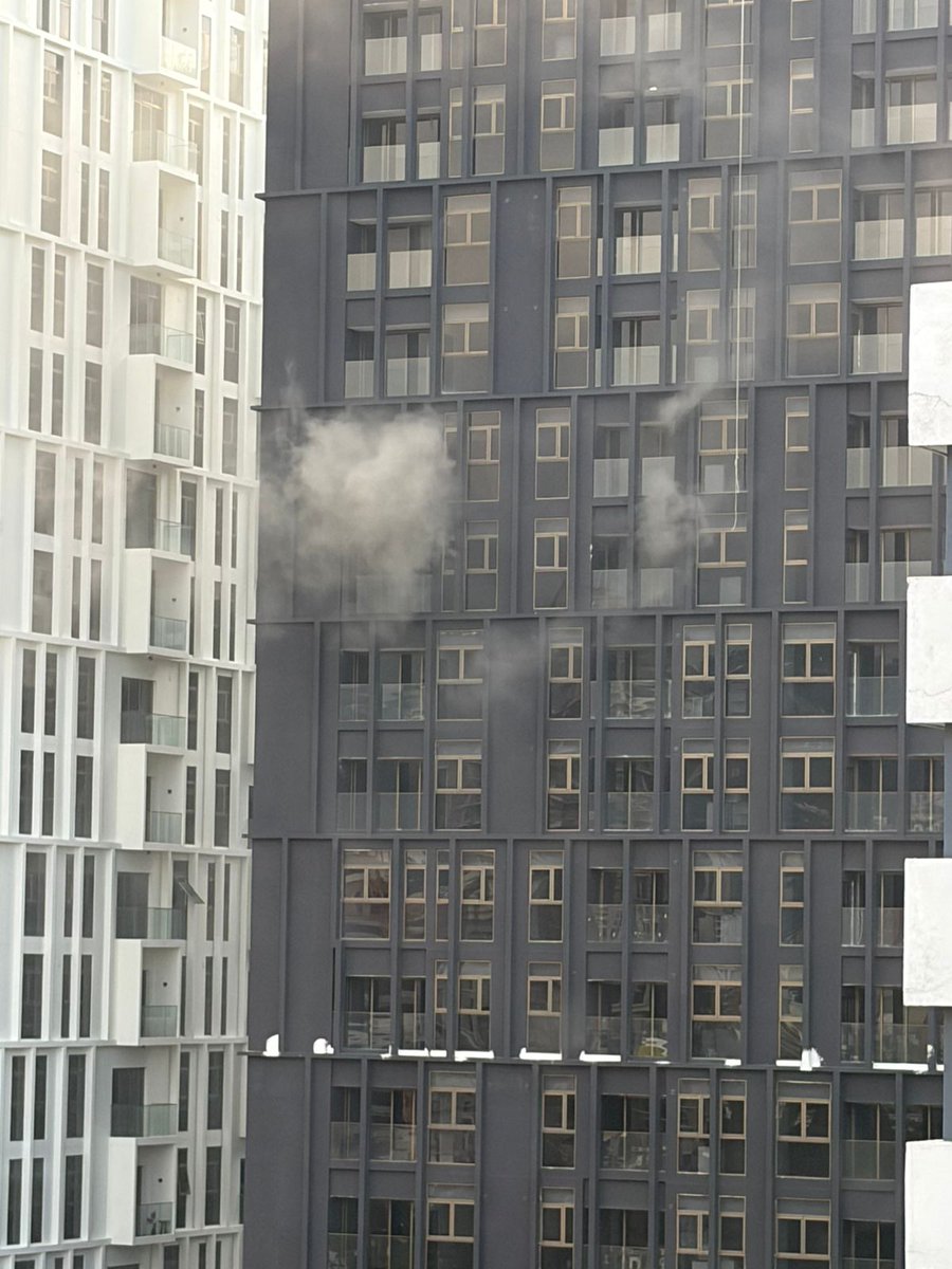 CanalAntigua's tweet image. 🚨🔥Bomberos laboran por conato de incendio en edificio en construcción en la zona 10 capitalina.

#Incendio #Zona10 #Bomberos