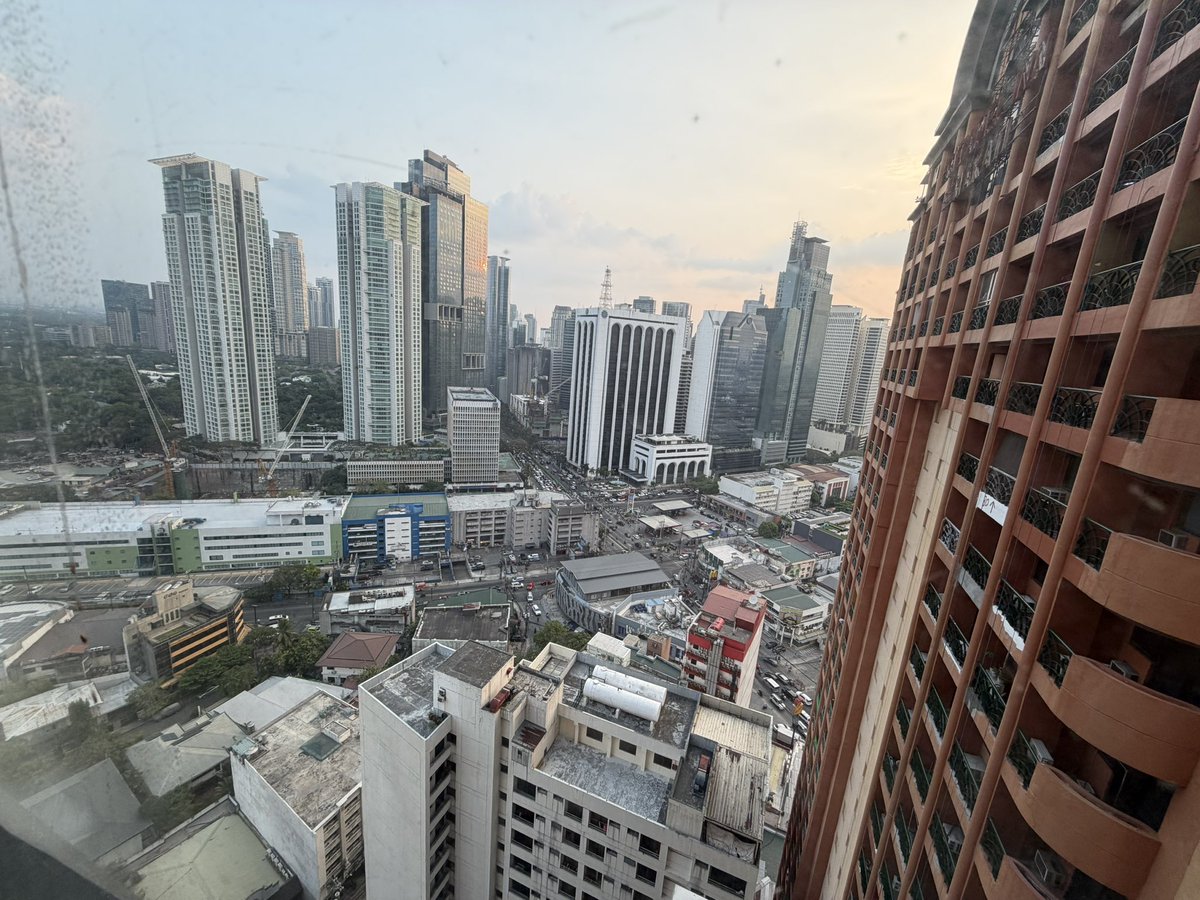 junjunthevirgo's tweet photo. 3rd day in Makati... https://t.co/0KA5Hx0vcl