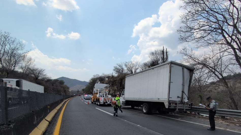 GN_Carreteras's tweet image. #TomePrecauciones en #Jalisco se registra cierre parcial de circulación por #AccidenteVíal cerca del km 071+100, de la carretera Guadalajara-Tepic, a la altura del Mpio. Hostotipaquillo, con dir. a Tepic. Atienda indicación vial.