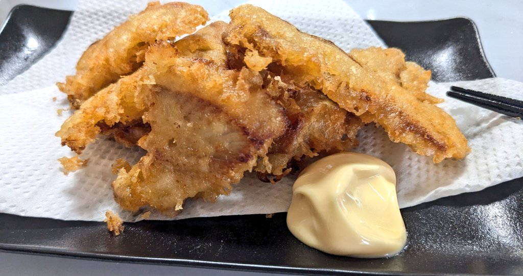 昨日はお味見で作りたてのこちらをいただいてみました😊
外はサクサク中はふんわりジューシー。マグロの柵を使った美味しい1品です♡
どんなお魚でもOK！
おつまみにしても最高だけど
マヨをつけるとご飯が食べたくなります！🍚
少ない油で簡単にできます👍
作り方はこちらより
⬇️