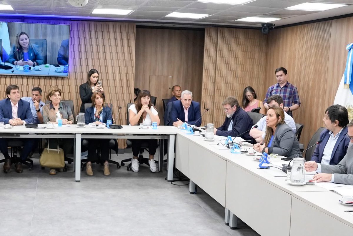NederEstela's tweet photo. 🏛️ | COMISIÓN DE OBRAS PÚBLICAS

Hoy en la reunión de comisión, avanzamos en la designación de autoridades y analizamos el estado de obras en todo el país que aún se encuentran pendientes de finalización. https://t.co/5JobFuVT0f