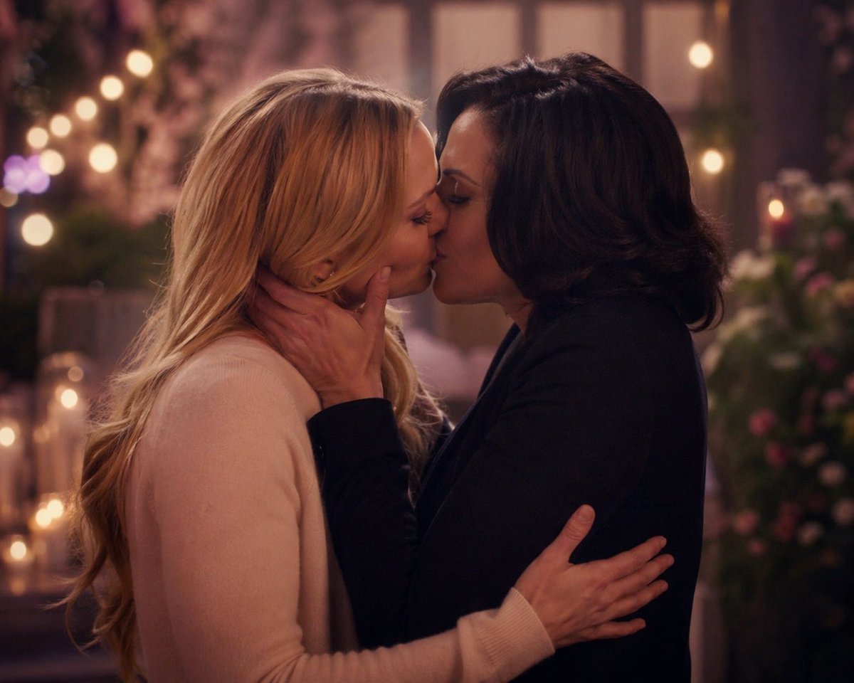 gahtaparo's tweet image. Elas no primeiro beijo!
#swanqueen