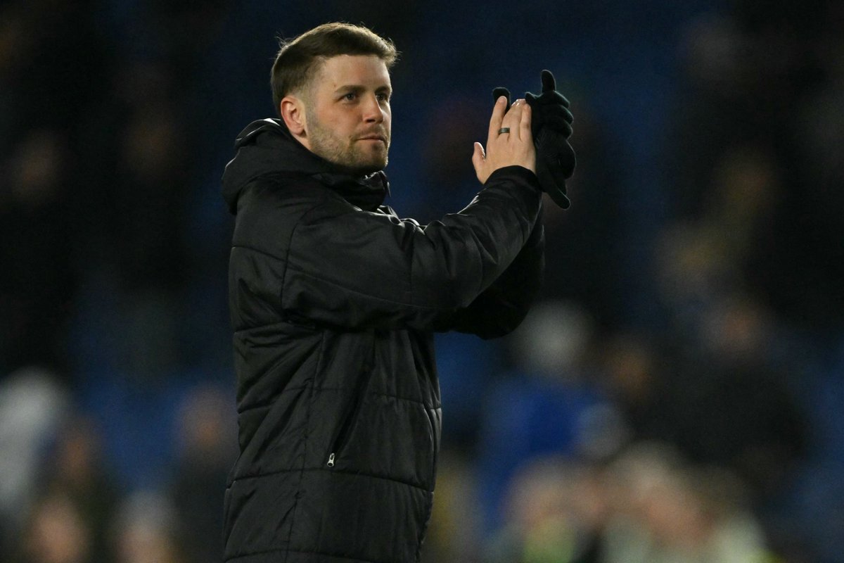 Kalo mau lihat salah satu penampilan terburuk Chelsea musim ini, silakan tonton ulang laga vs Brighton.

Chelsea nggak cuma keok 0-3, tapi juga didominasi, dikontrol, nggak dikasih nafas sama Brighton.

Rosenior cuma kelihatan punya aura, tapi taktik? FABIAN HÜRZELER MASTERCLASS.