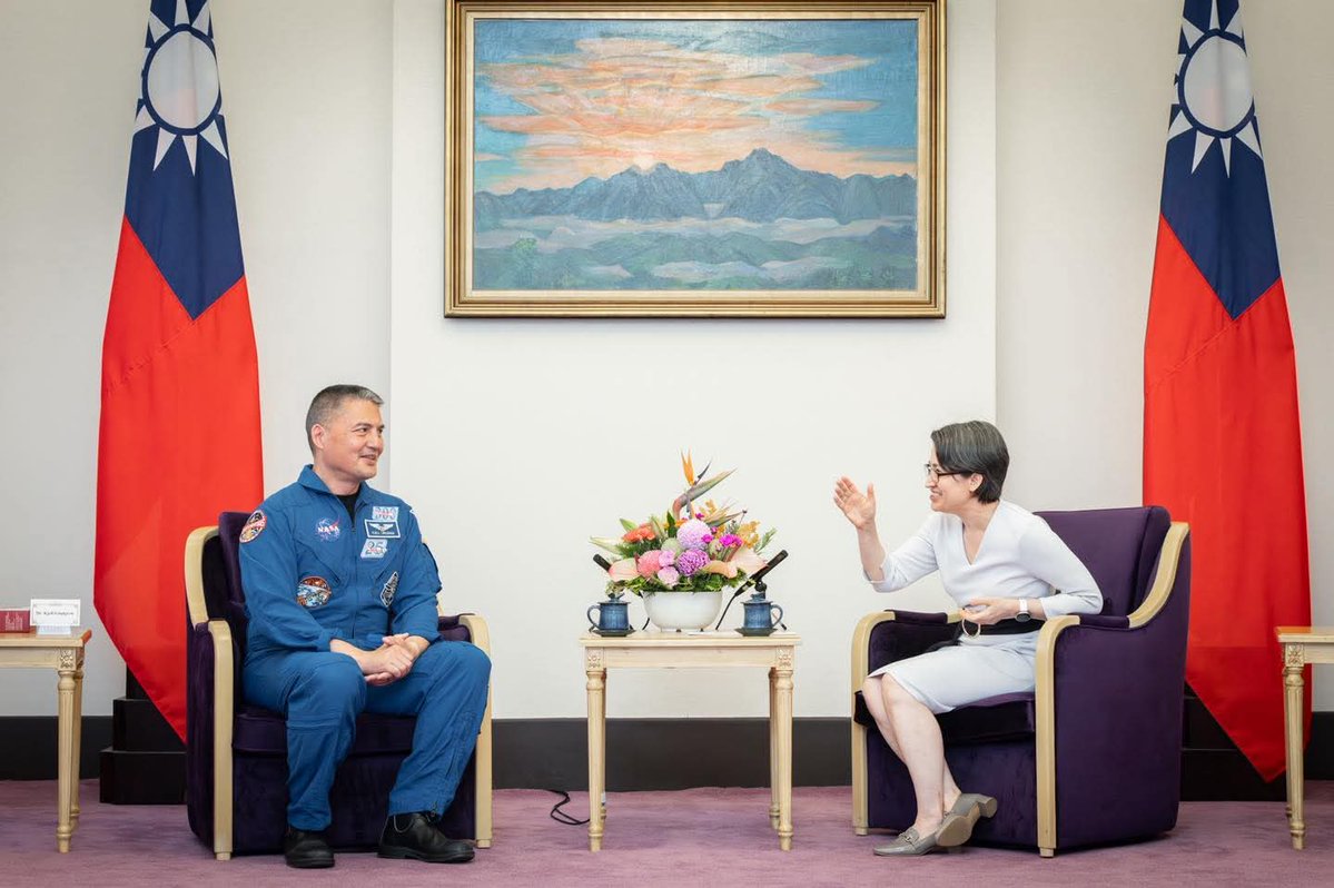 bikhim's tweet image. So honored to welcome astronaut Dr. Kjiell Lindgren.  Born in Taiwan and raised in UK, he has conducted a number of missions to space, totalling 311 days.  The photo he took of Taiwan from ISS is most unique and beautiful, to be cherished.  1/2