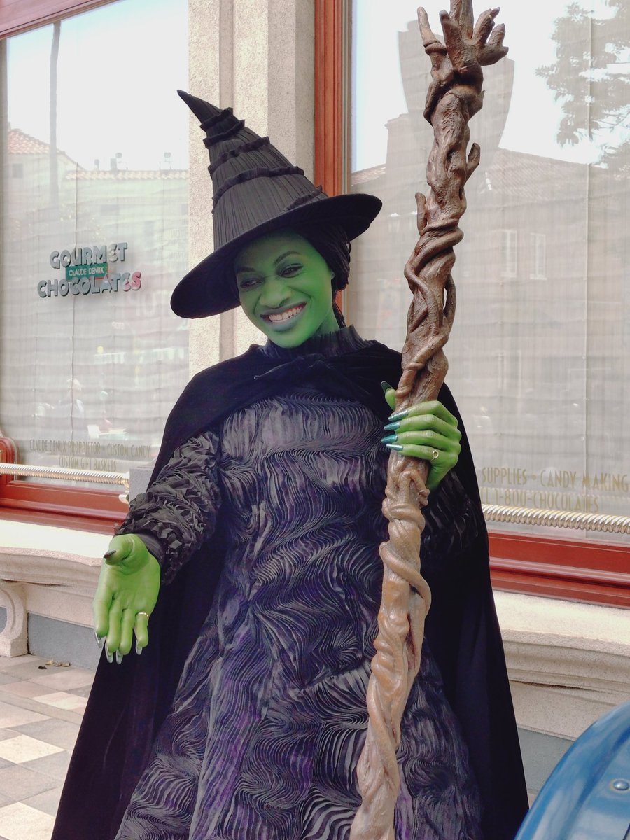 yurutto_gahaku's tweet image. 日差しが暑かったからなのかこの日はキャノピー下でグリーティングが開催されていました✾

#USJファン
#ウィキッド
#Wicked
#グリンダ
#エルファバ