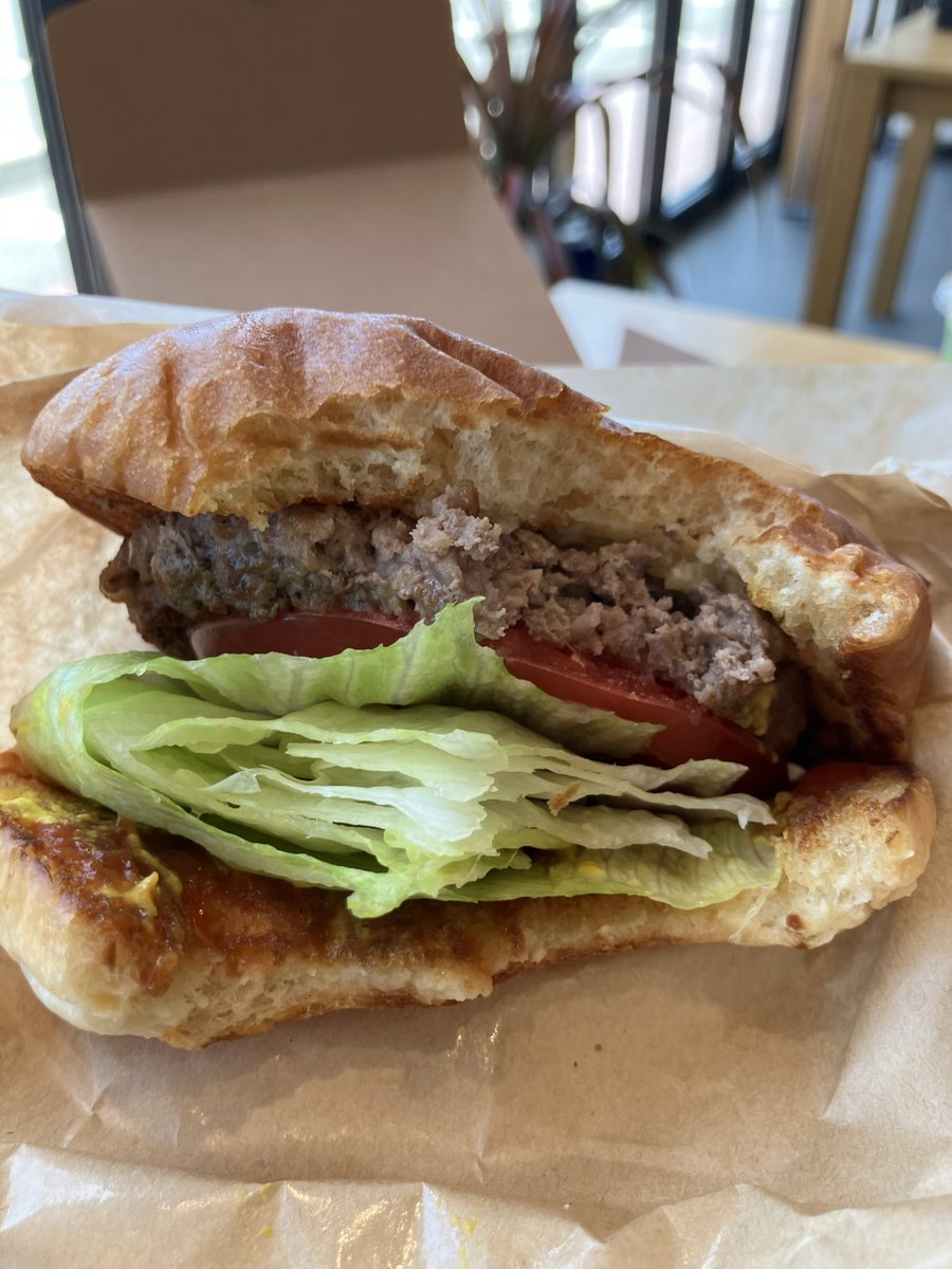 petewonderland's tweet image. #Felix88
#burger
＃岩国
宮島から錦帯橋へ行く途中ランチタイム
で検索していたFelix88、ハンバーガー🍔
TOYOTAカローラと併設店舗で一瞬素通りしかけた😅　店内は広々。バーカーは思っていたより大きく食べ応え抜群！😋
ごちそうさまでした♪