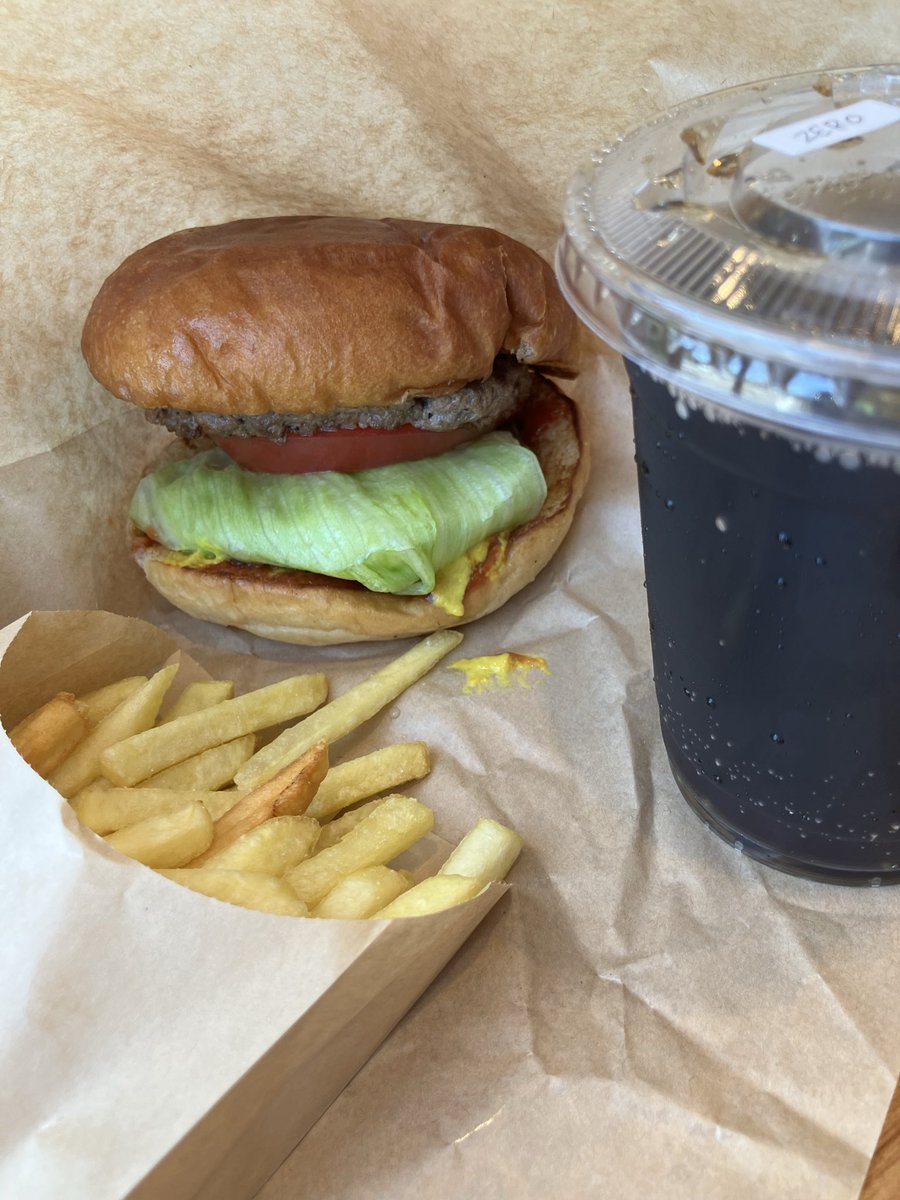 petewonderland's tweet image. #Felix88
#burger
＃岩国
宮島から錦帯橋へ行く途中ランチタイム
で検索していたFelix88、ハンバーガー🍔
TOYOTAカローラと併設店舗で一瞬素通りしかけた😅　店内は広々。バーカーは思っていたより大きく食べ応え抜群！😋
ごちそうさまでした♪