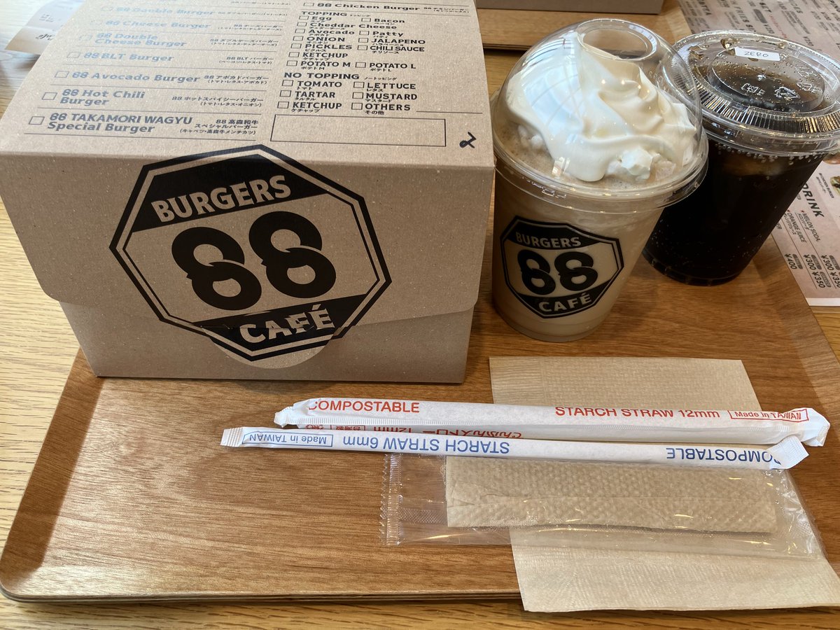 petewonderland's tweet image. #Felix88
#burger
＃岩国
宮島から錦帯橋へ行く途中ランチタイム
で検索していたFelix88、ハンバーガー🍔
TOYOTAカローラと併設店舗で一瞬素通りしかけた😅　店内は広々。バーカーは思っていたより大きく食べ応え抜群！😋
ごちそうさまでした♪