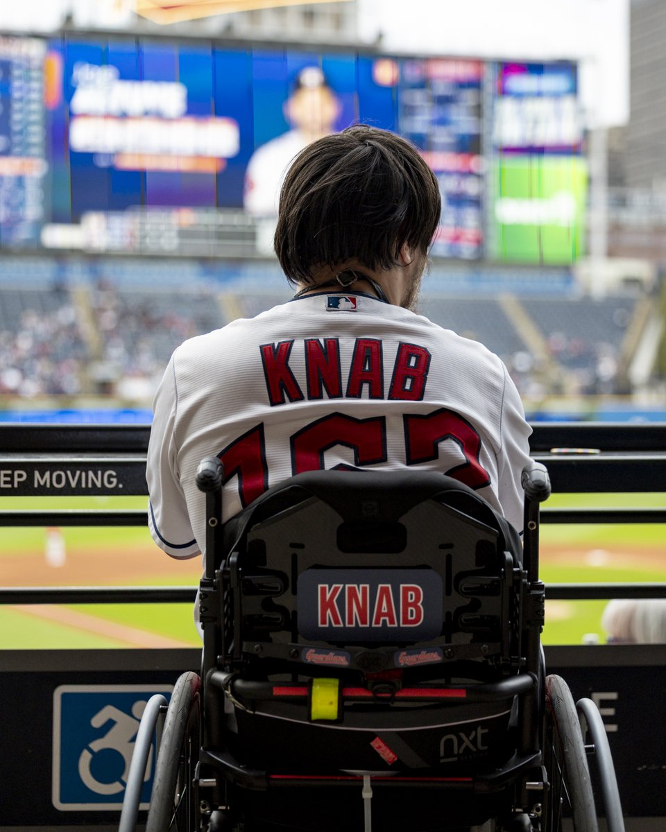 CleGuardians's tweet image. Congratulations to Peter Knab who is attending his 1000th Cleveland baseball game tonight over the last 10 seasons. 👏

#GuardsBall