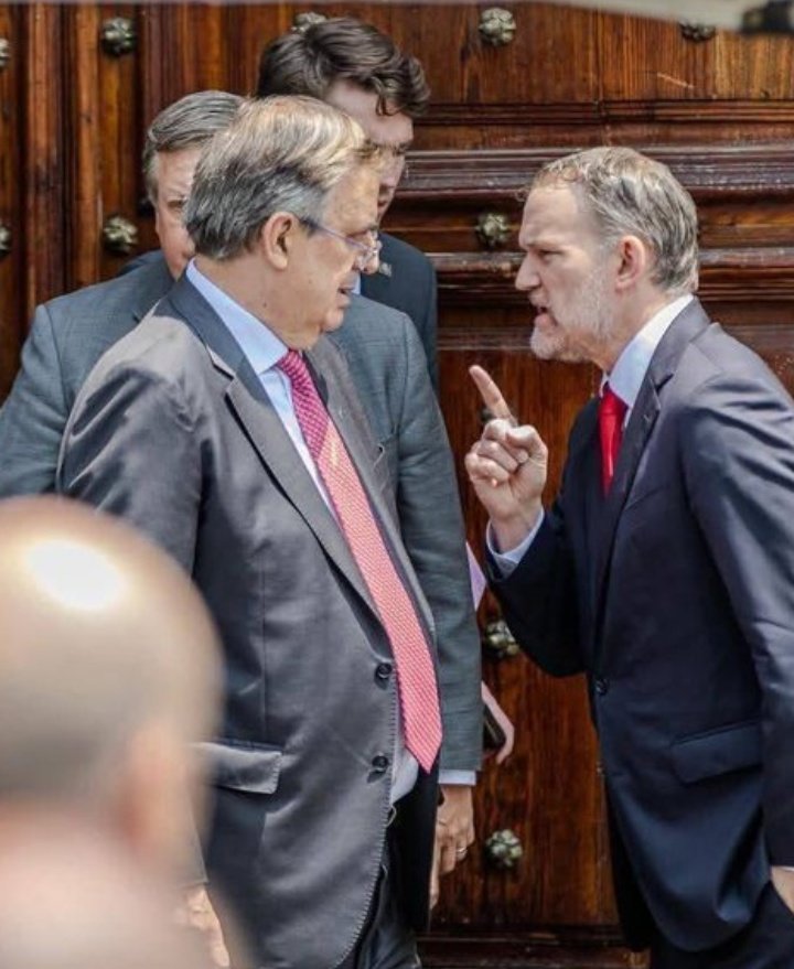 Esto es lo más vergonzoso que he visto después de Peña Nieto.
Marcelo <a href="/m_ebrard/">Marcelo Ebrard C.</a> eres un pobre arrastrando. 🤮
