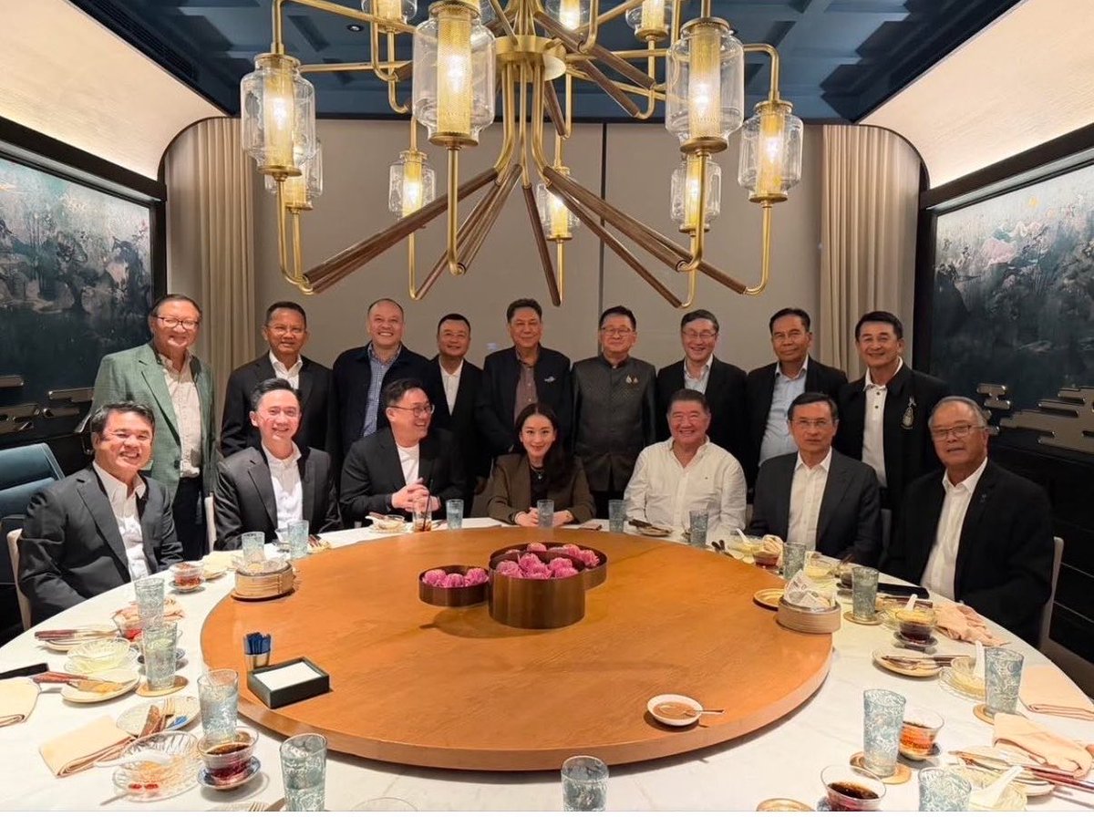 เริ่ดที่มาดามนั่งกลางนี่แหละ เริ่สสส #.ท้ายมาดาม #.เพื่อไทยอย่างเดียว #.กาเพื่อไทย2ใบพอใจมาก #.เห็นหน้าอาหมอแล้ว