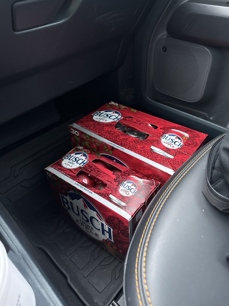 Jmduenes's tweet photo. First time buying beer at 7am, but we back @BuschBeer 🤘🏽 https://t.co/AiFyBvQzsV